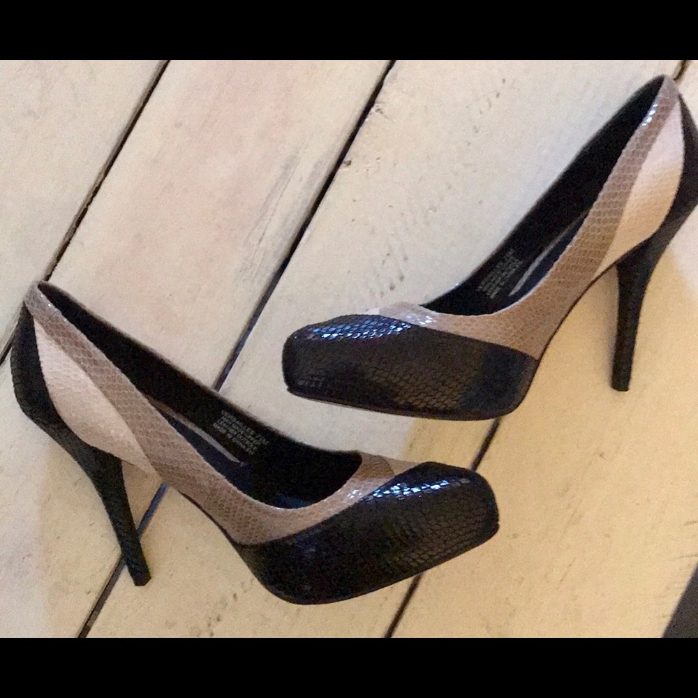White House Black Market Versailles Pumps Sz 7.5